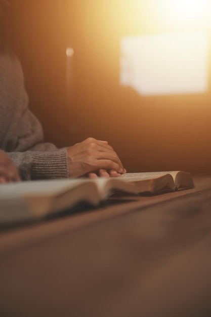 Photo christian group are praying to god with the bible and sharing the gospel concept of faith for god