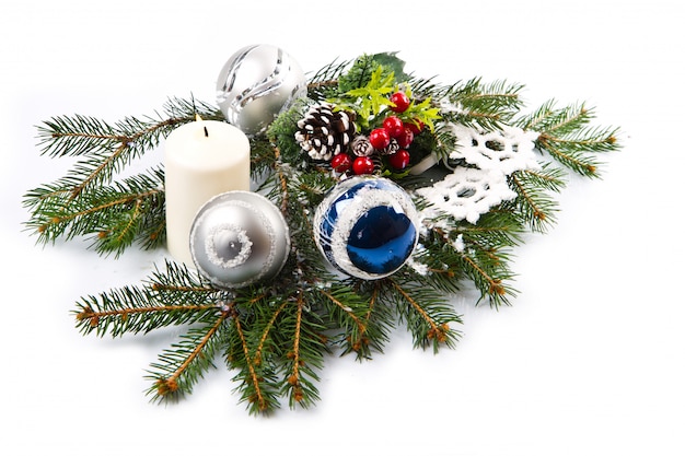 Photo christmas accessories in blue & fir tree branch on white