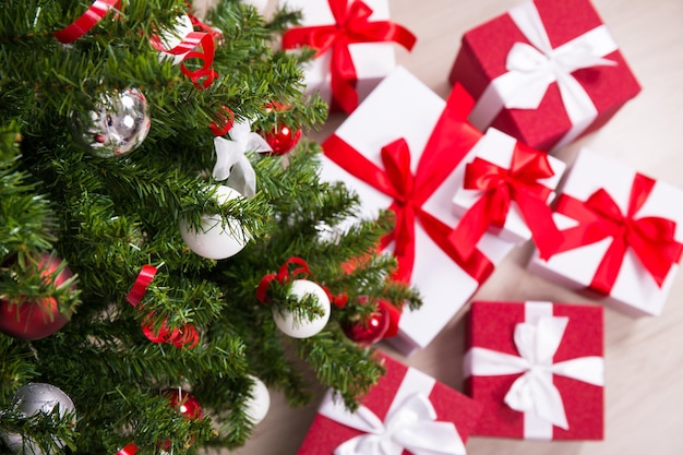 Photo christmas background close up of decorated christmas tree and heap of presents