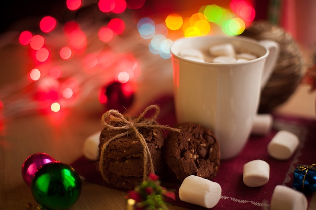 Photo christmas cocoa with marshmallows and homemade cookies with chocolate and nuts new year hot drink