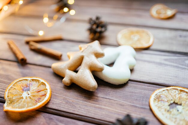 Photo christmas cookies with cinnamon and dried orange