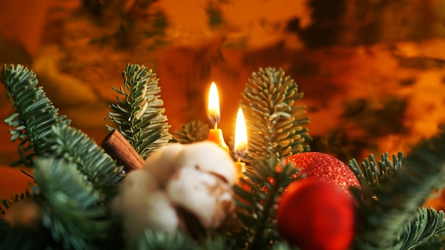 Photo christmas decoration with candles composition of christmas tree branches