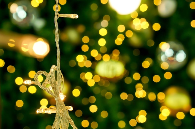 Photo christmas lights on blurry and bokeh of christmas lighting  background.