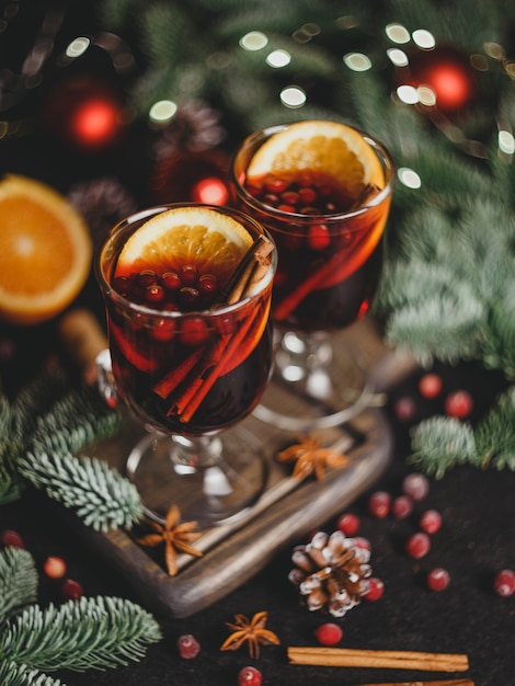 Photo christmas mulled wine with spices and oranges