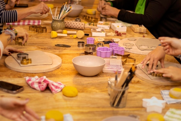 Photo christmas pottery workshop people working the pottery to make ornaments