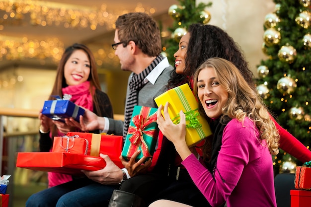 Christmas shopping - friends in mall