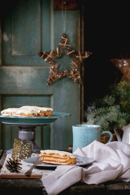 Photo christmas table with eclairs