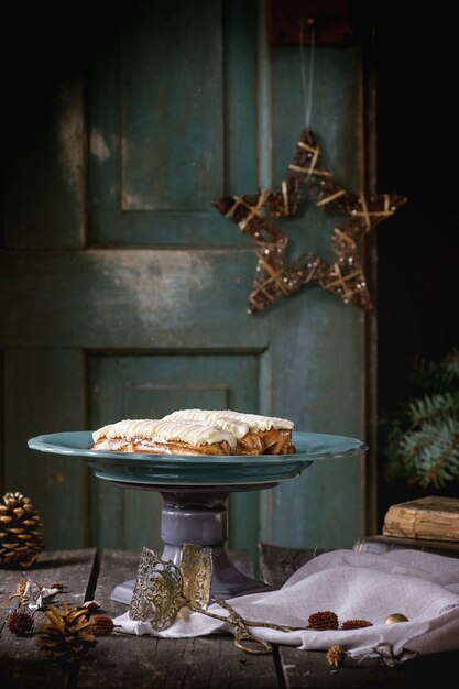 Photo christmas table with eclairs