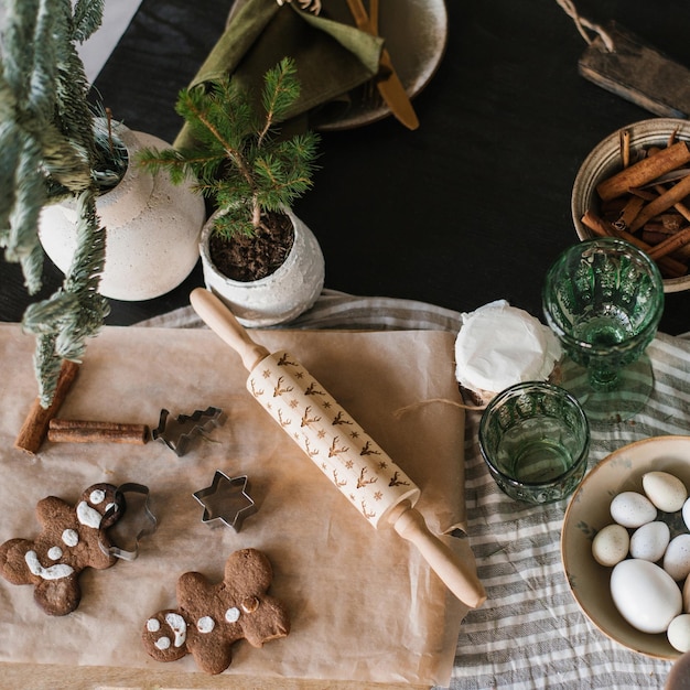 Photo christmas table with ginger cookies and rustic dishes flat lay