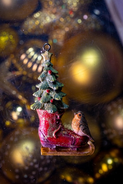 Photo christmas toy sculpture for a christmas tree on the background of golden balls