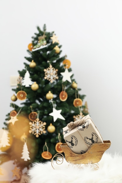 The Christmas tree is decorated with dry orange slices