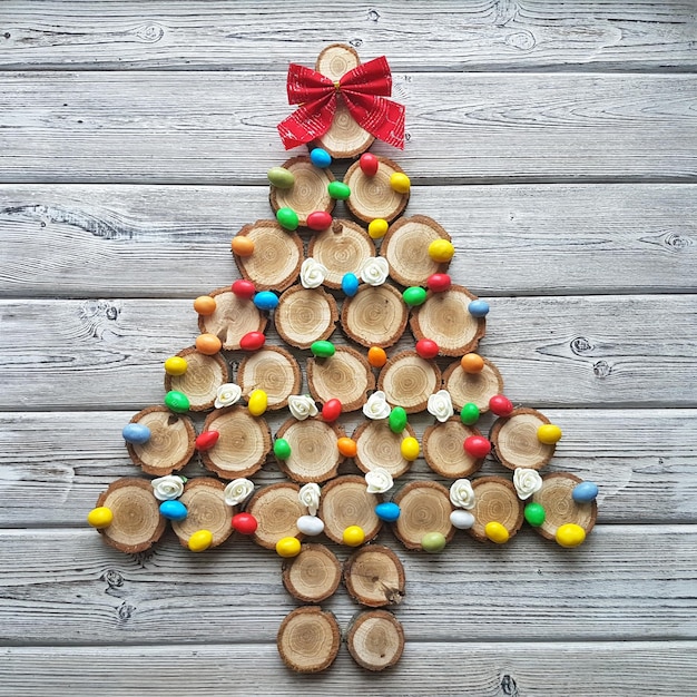 The Christmas tree is lined with small wood cuts and decorated with caramel