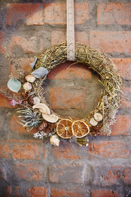 Photo christmas wreaths made of straw and various herbs