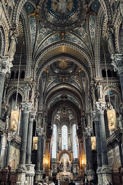 Photo a church with a large stained glass window and a blue altar with the word saint on it.