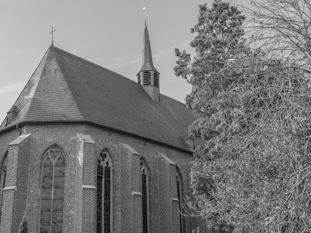 Photo a church with a steeple and a steeple with a cross on the top