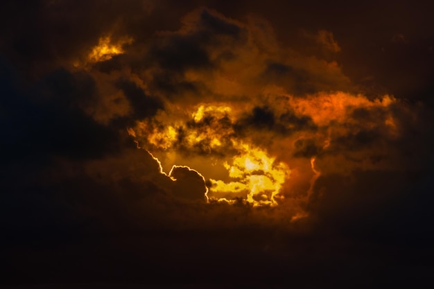 Cielos con nubes espectaculares y rayos de sol anaranjados