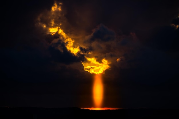 Cielos con nubes espectaculares y rayos de sol anaranjados