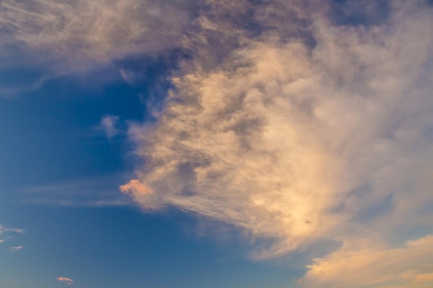 Cielos con nubes espectaculares y rayos de sol