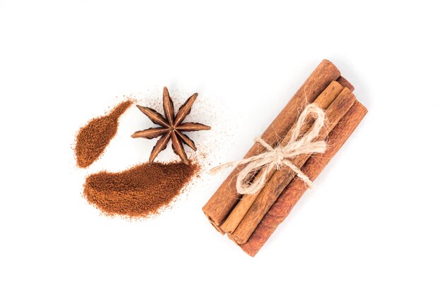 Photo cinnamon stick and star anise spice isolated on white background closeup