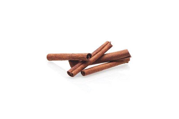 Photo cinnamon sticks isolated on white background. close up view of the group fragrant cinnamon sticks.