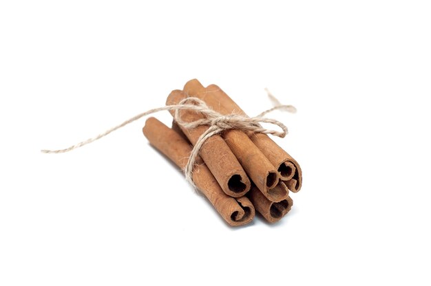 Photo cinnamon sticks isolated on white background close up