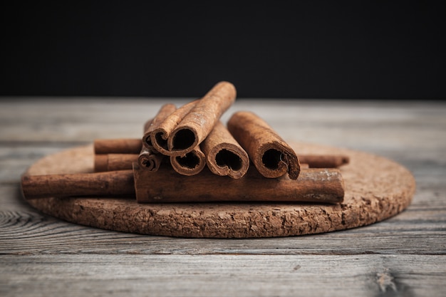 Photo cinnamon sticks on wooden table.