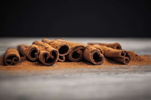 Photo cinnamon sticks on wooden table.