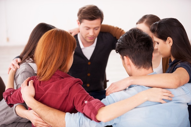 Photo circle of trust. group of people sitting in circle and supporting each other