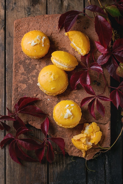 Citrus macaroons with white chocolate