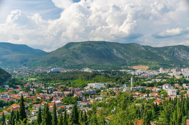 Photo the city of mostar from the height of the mountain peak