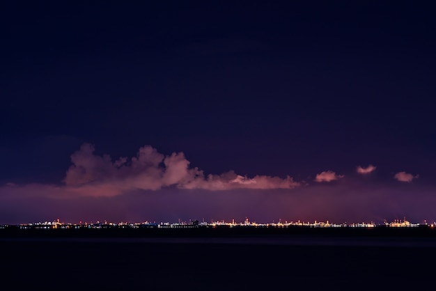 Photo city scape in the sea at the night with twilight sky