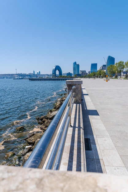 Photo a city skyline with a bridge and a city in the background