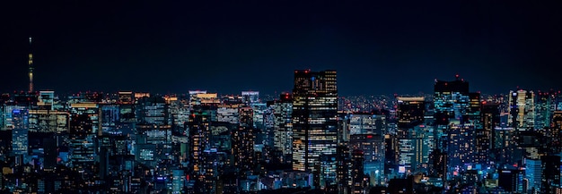 Photo a city skyline with a dark night sky and a cityscape in the background