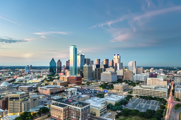 Photo a city skyline with a few clouds in the sky