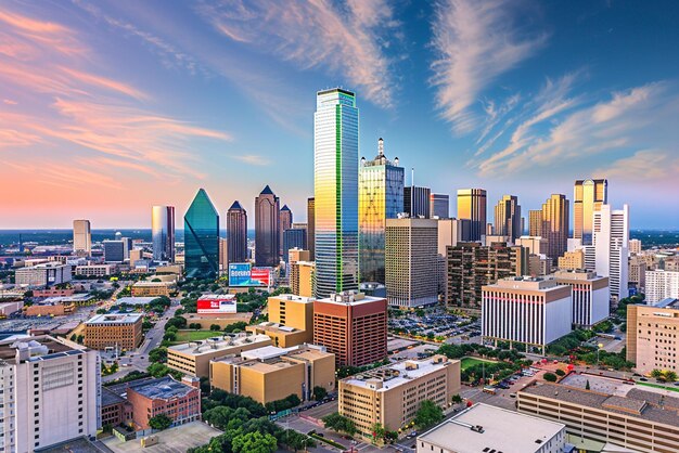 Photo a city skyline with a large building and a city skyline