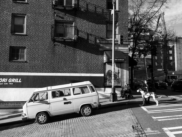 Photo city street with buildings in background