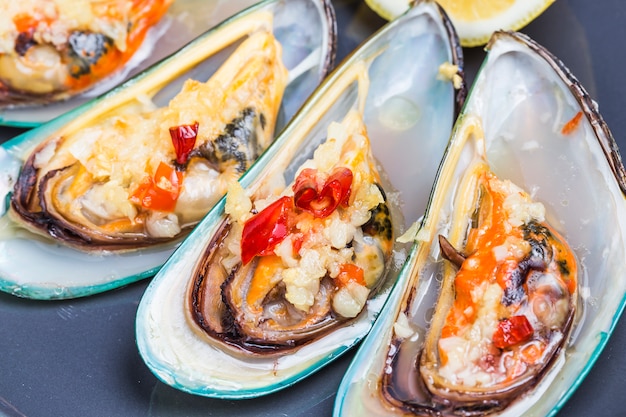 Clams on a plate cooked with lemon close 