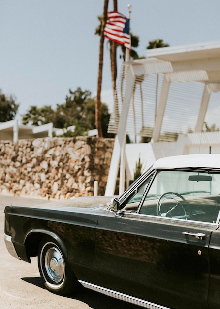 Photo classic black car parked outside a house