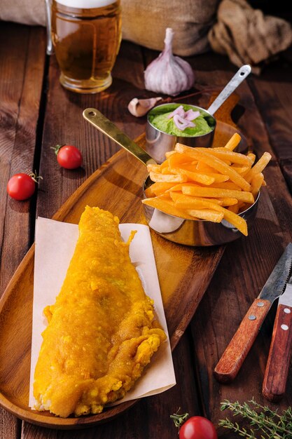 Photo classic fish and chips meal with beer