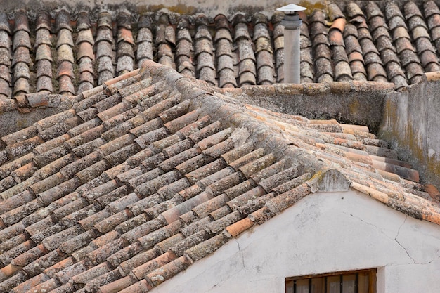 Photo classic tile roof, chinchon, spanish municipality famous for its old medieval square of green color, medieval village tourism