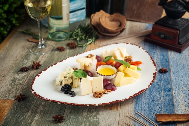 Photo classic wine appetizer cheese grapes nuts