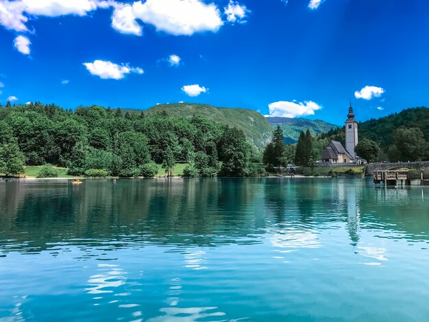 Photo clear blue lake bled without tourists.