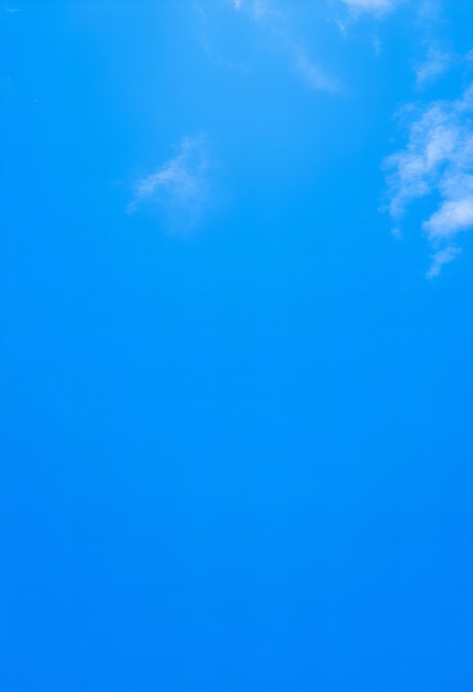 Photo a clear blue sky with a plane flying in the sky