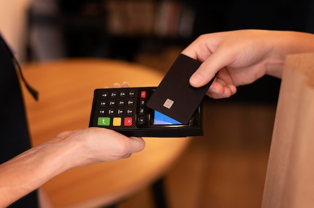 Photo client paying for his takeaway with a credit card