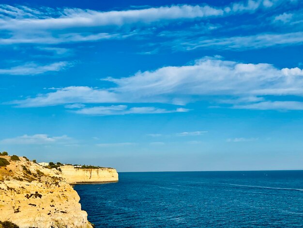 Photo a cliff with a cliff in the background and the ocean in the background