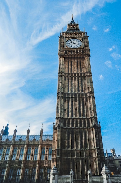 Photo a clock tower with the time of 12 : 30 on it