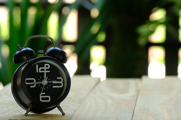 Photo close-up of alarm clock on table