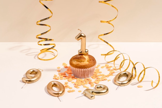 Photo close-up anniversary cupcake on table