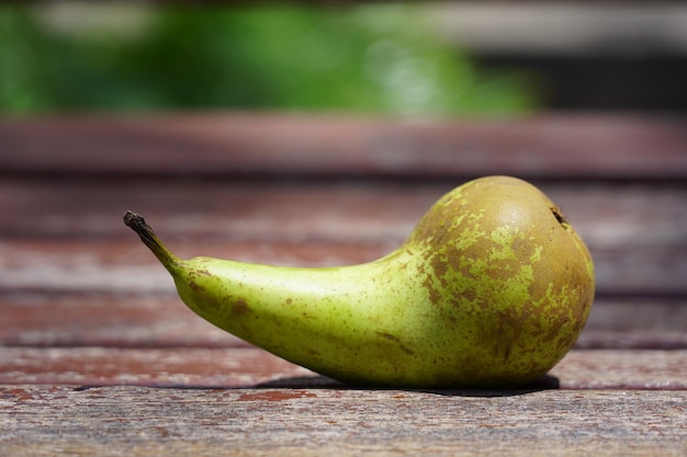 Photo close-up of apple on table