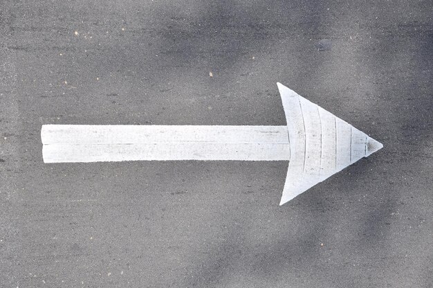 Photo close-up of arrow symbol on road